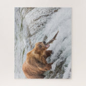 Brown Bear Catches Red Salmon Legpuzzel (Verticaal)