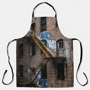 BROWN BRICK GEBOUWD MET GEEL METALE LADDER SCHORT