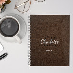 Brown cuir monogramme initiales nom 2024<br><div class="desc">Une photo en faux cuir marron comme arrière - plan et texte blanc. Personnalisez et ajoutez vos initiales monographiques,  prénom,  nom complet et une année.</div>