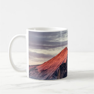 BROWN EN GRAY ROCK FORMATION ONDER GRAY CLOUDS KOFFIEMOK