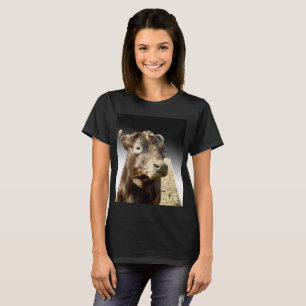 Brown Koe Munching on Hay, T-shirt