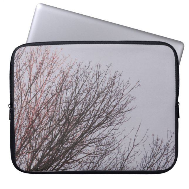 BROWN LEAFLESS TREE ONDER WITTE SKY LAPTOP SLEEVE (Voorkant)