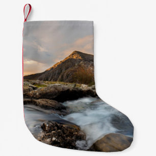BROWN MOUNTAIN NEAR BODY OF WATER ONDER CLOUDY SKY KLEINE KERSTSOK
