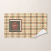 Brown Plaid Motif Automne Maple Leaf Monogramme (Serviette à main)
