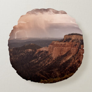 BROWN ROCKY MOUNTAIN ONDER CLOUDY SKY TIJDENS DAYT ROND KUSSEN