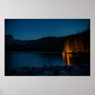 BROWN WOODEN DOCK OP BLAUWE LAKE TIJDENS DE NACHT POSTER