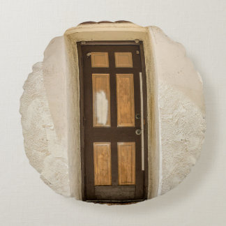 BROWN WOODEN VENSTER OP WITTE CONCRETE WALL ROND KUSSEN