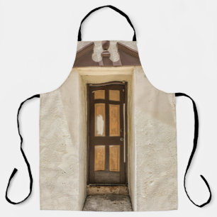 BROWN WOODEN VENSTER OP WITTE CONCRETE WALL SCHORT