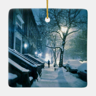 Brownstenen geblankeerd met sneeuw keramisch ornament
