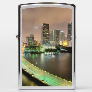 Brug loopt over de waterweg naar het centrum van M