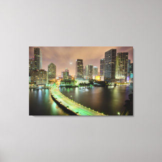 Brug loopt over de waterweg naar het centrum van M Canvas Afdruk