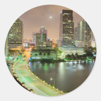 Brug loopt over de waterweg naar het centrum van M Ronde Sticker