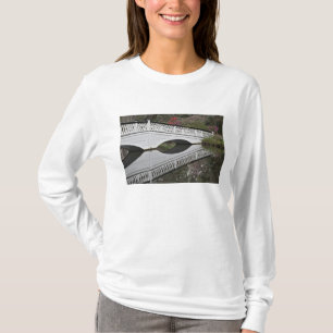 Brug weerspiegeld in vijver, Magnolia T-shirt