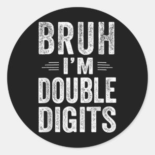 Bruh Ik ben Dubbele Cijfers 10e Verjaardag Geschen Ronde Sticker