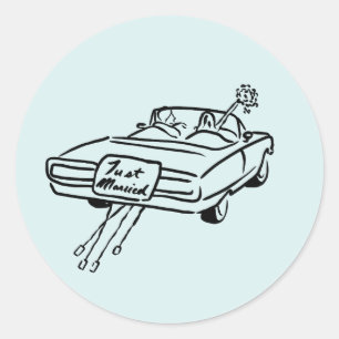 bruid en bruidegom in een net getrouwde auto ronde sticker