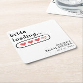Bruid laadt bruidsfeestje met harten vierkante kartonnen onderzetter (Schuin)