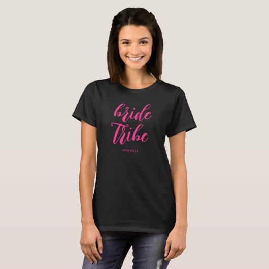 Bruid Stam Moderne Roze Script Bruidsmeisje T-shirt (Voorkant volledig)