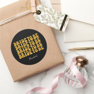 Bruid wordt gouden glittertekst met naam, zwart ronde sticker