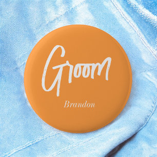 Bruidegom Sinaasappel White Script Wedding Ronde Button 5,7 Cm
