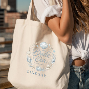 Bruids Tijdperk! Elegante Bruid aan de Strand met Tote Bag