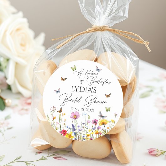 Bruidsfeest met vlinders en wilde bloemen voor een ronde sticker