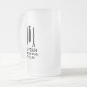 Bruidsjonker in zwarte smoking matglas bierpul (Voorkant links)