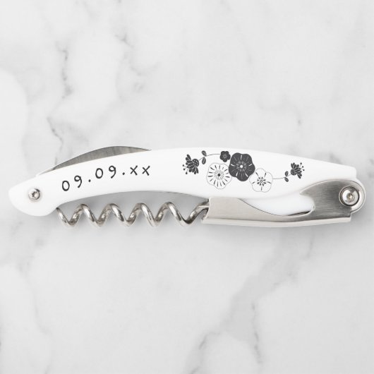 Bruidsmeisje Naam Datum Artsy Bloemen Wit Kurkentrekker (Achterkant)