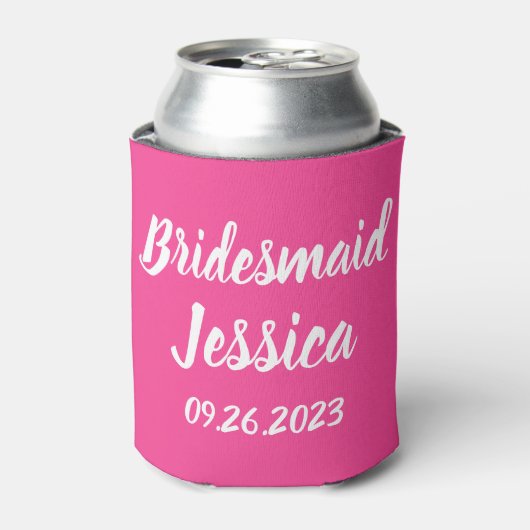 Bruidsmeisje Roze Elegante Script Geschenken Bruil Blikjeskoeler (Blikje Voorkant)