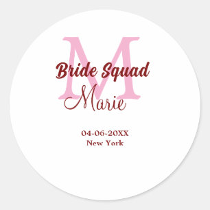 Bruidsploeg voeg naam monogram bruidsmeisje roze d ronde sticker