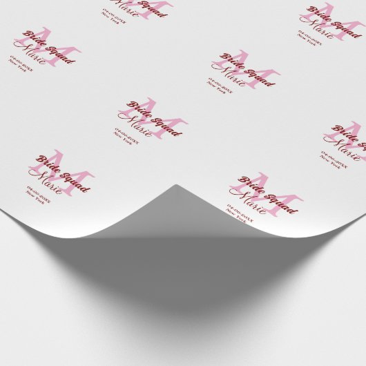Bruidsquadron naam monogram bruidsmeisje roze datu cadeaupapier (Hoek)
