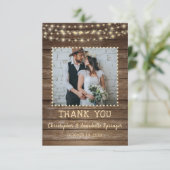 Bruiloft dank u rustieke houten string verlichting bedankkaart (Staand voorkant)