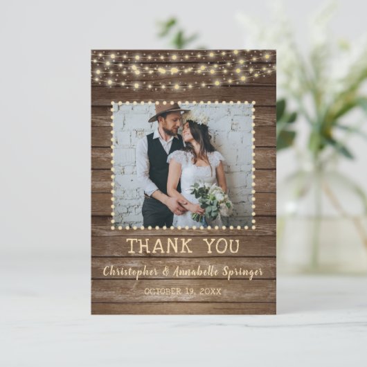 Bruiloft dank u rustieke houten string verlichting bedankkaart (Staand voorkant)