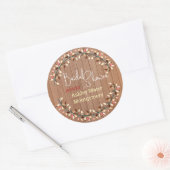 Bruiloft met herfstkrans van rustiek hout op maat ronde sticker (Envelop)