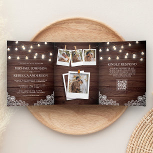 Bruiloft met houten latten en slingerlichtjes QR-c Drieluik Uitnodiging