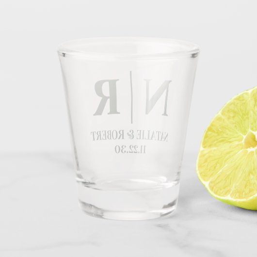 Bruiloft Monogram Bruid en bruidegom Initialen Shot Glas (Achterkant)