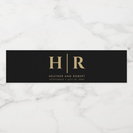 Bruiloft Monogram Moderne Custom Bruid en bruidego Waterfles Etiket (Enkel label)