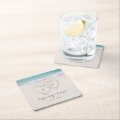 Bruiloft op het strand met harten in het zand vierkante kartonnen onderzetter (Insitu)