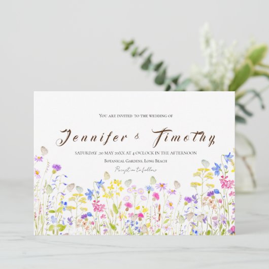Bruiloft uitnodiging kleurrijke weide en vlinder (Staand voorkant)