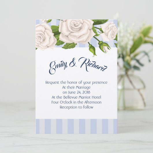 Bruiloft uitnodiging-witte rozen op blauwe strepen kaart (Staand voorkant)