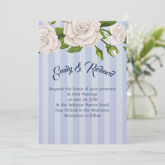 Bruiloft uitnodiging-witte rozen op blauwe strepen kaart (Staand voorkant)