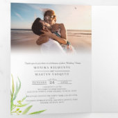 Bruiloftseucalyptus laat groen en wit in één drieluik uitnodiging (Binnenzijde eerst)