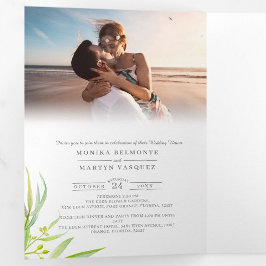 Bruiloftseucalyptus laat groen en wit in één drieluik uitnodiging (Binnenzijde eerst)