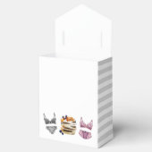 Bruiloftsfeest met pannenkoeken en ondergoed bedankdoosjes (Geopend)