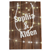 Bruiloftslichten op hout met namen medium cadeauzakje (Voorkant)