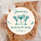 Bruiloftsparty op het strand met cocktails ronde sticker