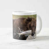 Bruin beer, grizzly beer, met zalmvangst, jumbo beker (Voorkant rechts)