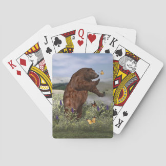 Bruin Beer in een veld Pokerkaarten