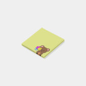 bruin Beer met een bundel bloemen Post-it® Notes (Schuin)