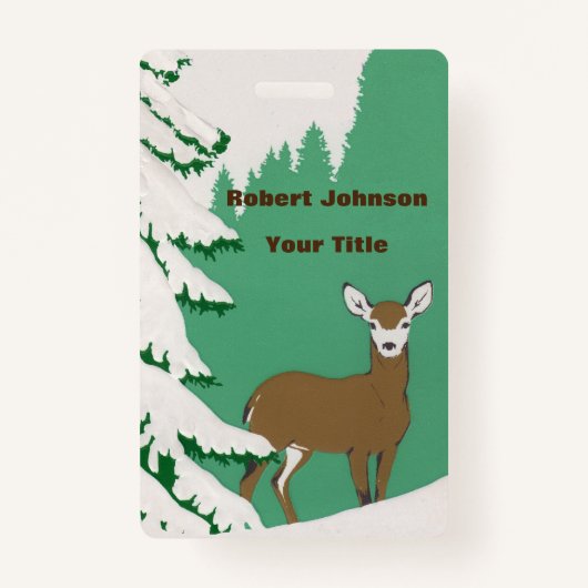 Bruin Doe Hert Naast Pine Tree In Snow Badge (Voorkant)