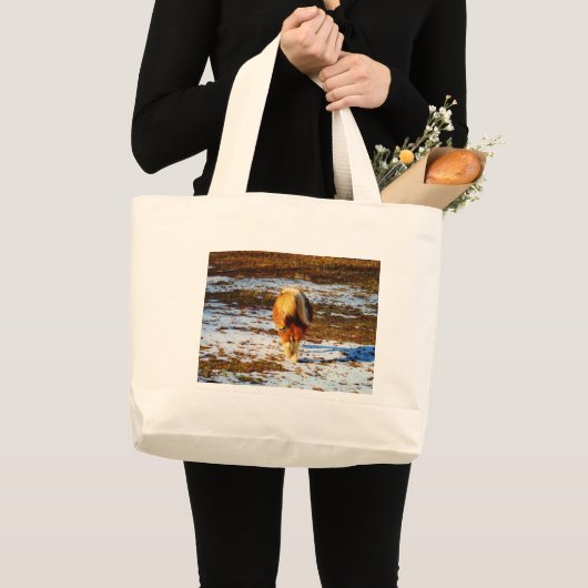 Bruin en roomminiatuur paard in de sneeuw. grote tote bag (Voorkant (product))